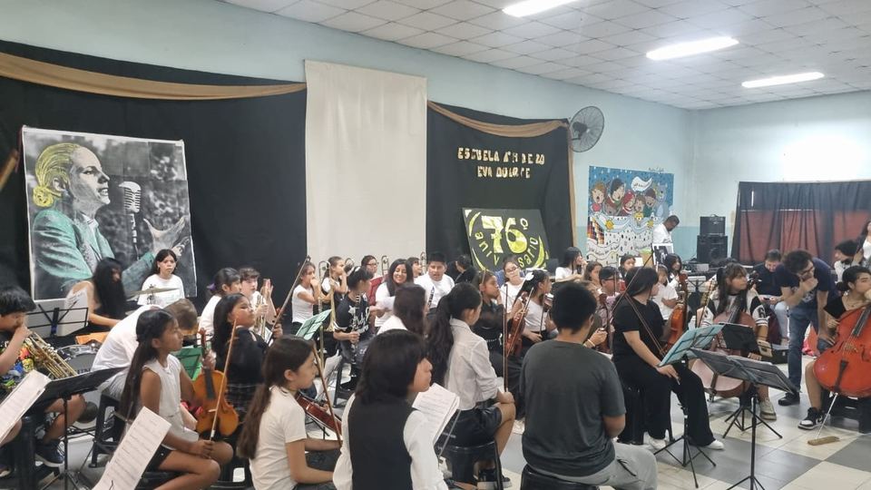 Orquesta de Mataderos junto al escenario de la Escuela Nº 19 Eva Duarte