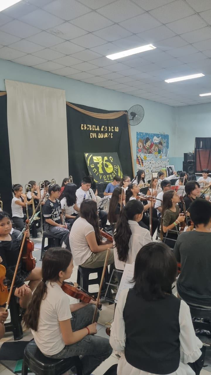 Chicos y chicas de la orquesta durante el concierto