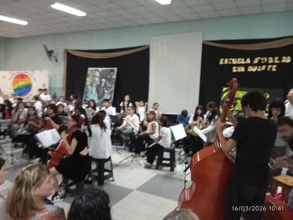 Conjunto instrumental de la orquesta durante la presentación