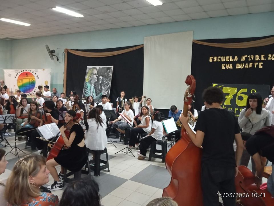 Últimos momentos del concierto en la Escuela Nº 19 Eva Duarte