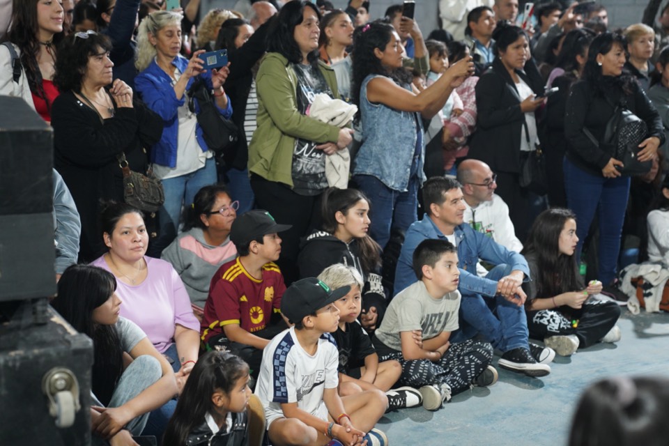 Vientos con tribuna de fondo